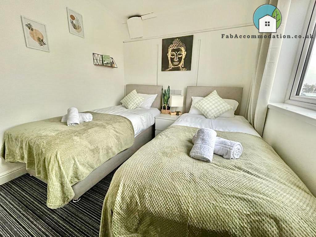 Apartment Private 2bed-parking & Garden-by Fabaccommodation