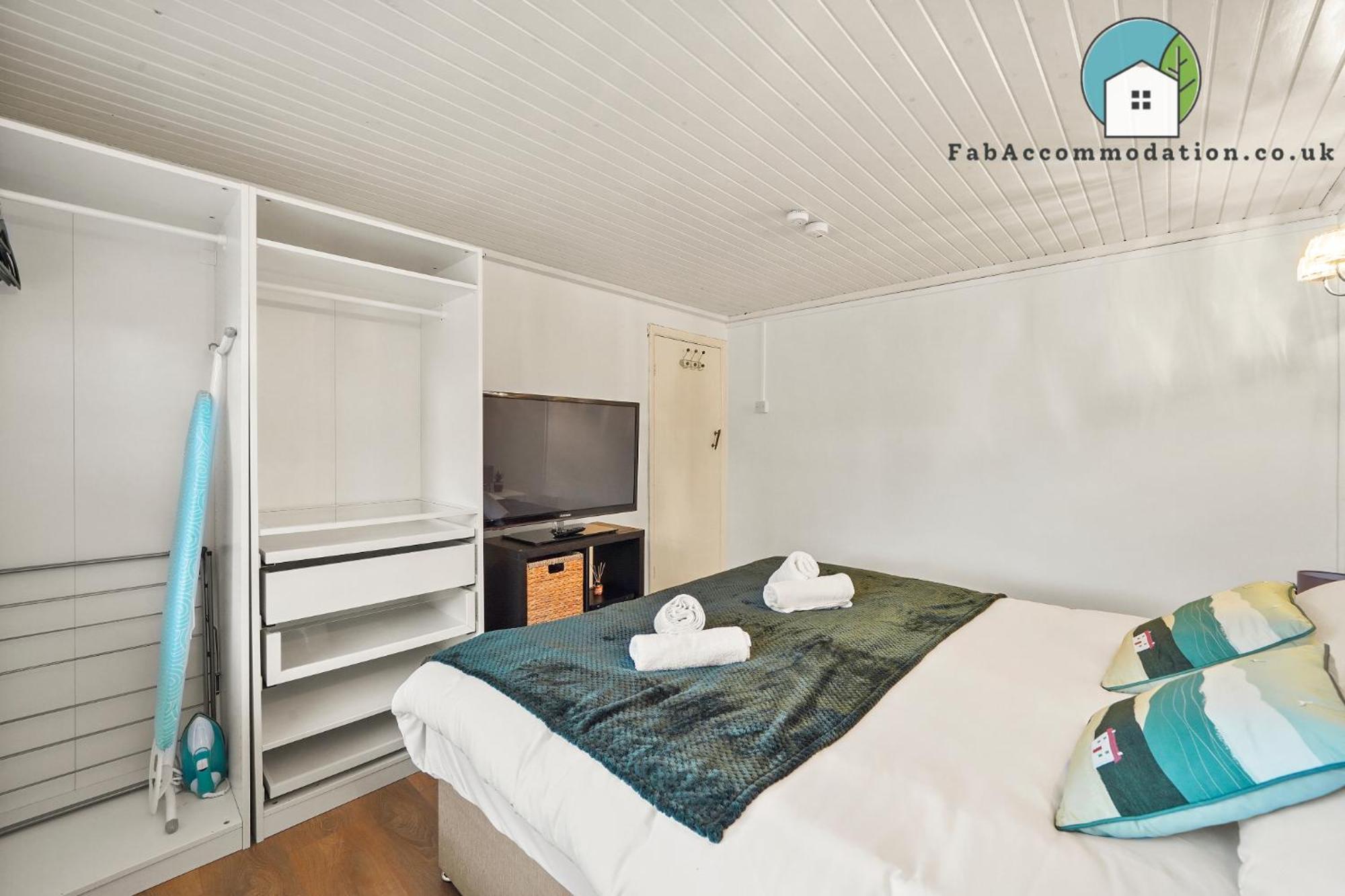 Private 2bed-parking & Garden-by Fabaccommodation Apartment