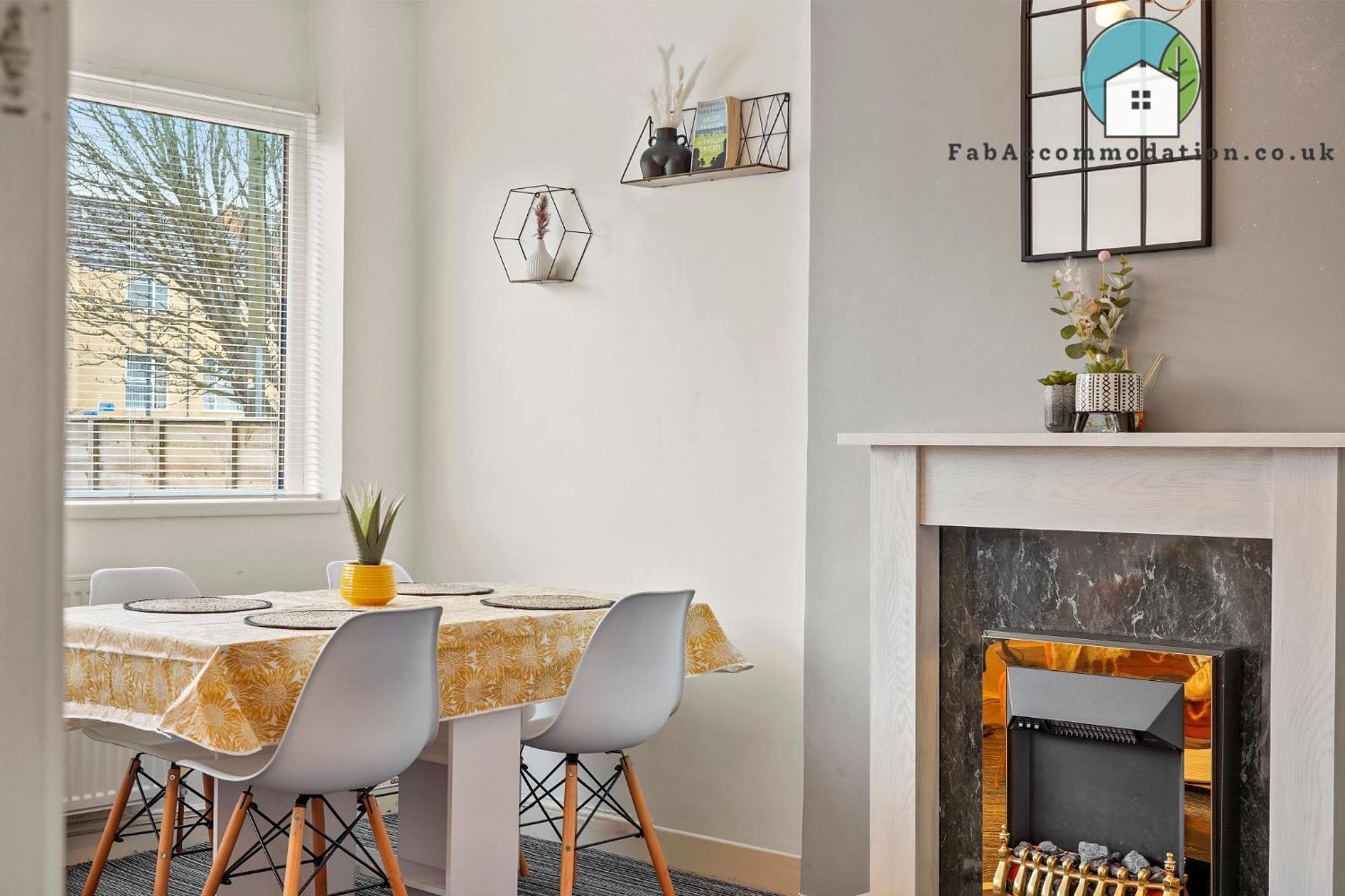 Private 2bed-parking & Garden-by Fabaccommodation Apartment *