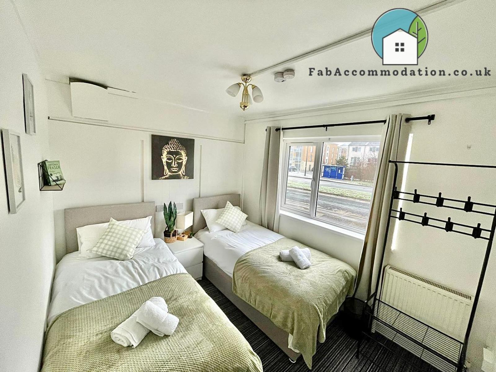 Private 2bed-parking & Garden-by Fabaccommodation Apartment