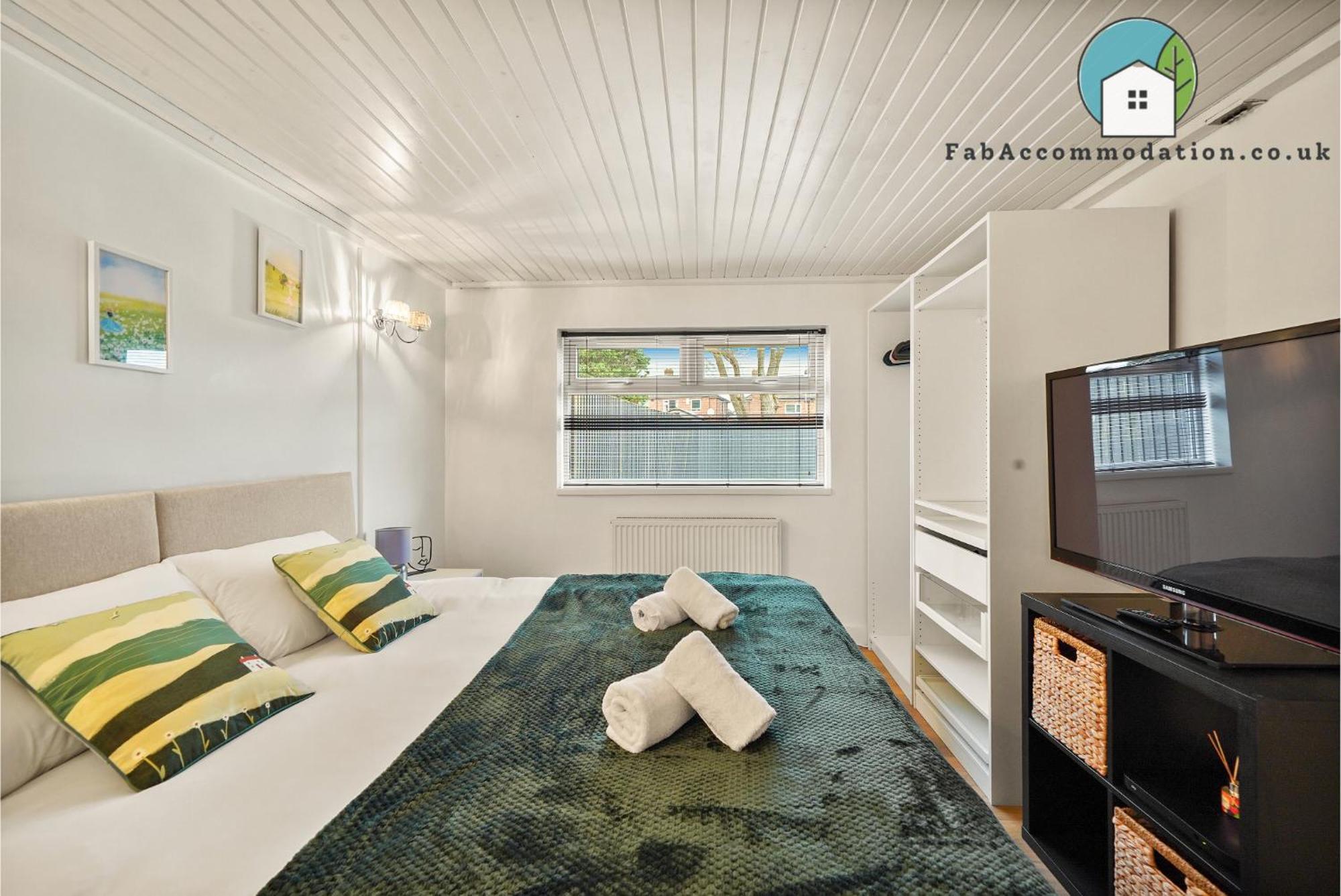 Apartment Private 2bed-parking & Garden-by Fabaccommodation *