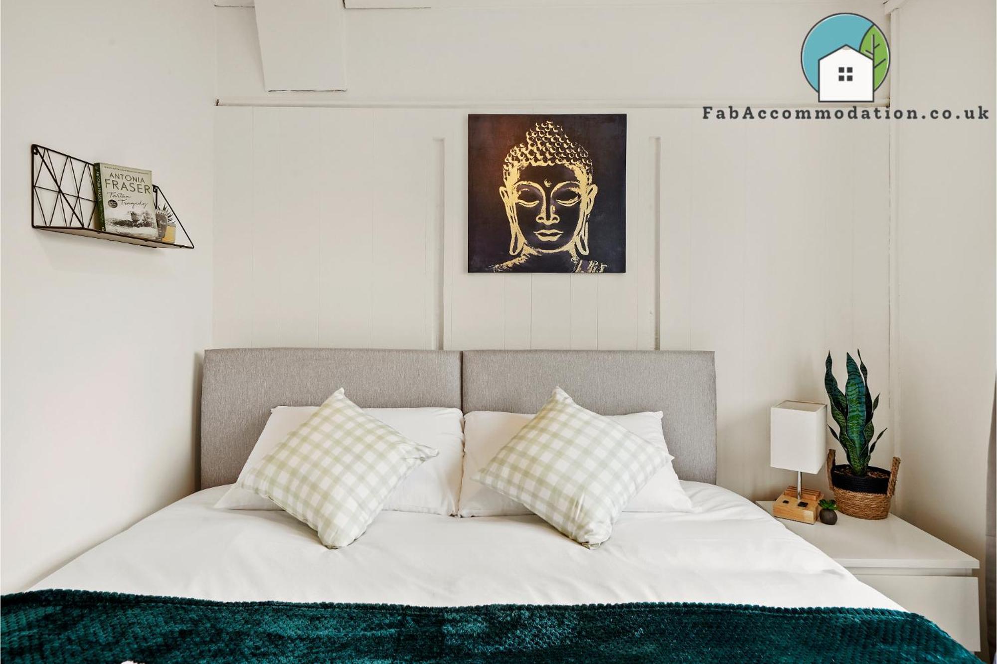 Private 2bed-parking & Garden-by Fabaccommodation Apartment *