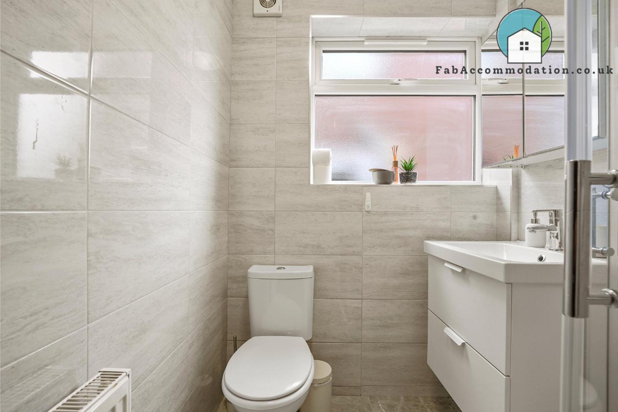 Private 2bed-parking & Garden-by Fabaccommodation Apartamento