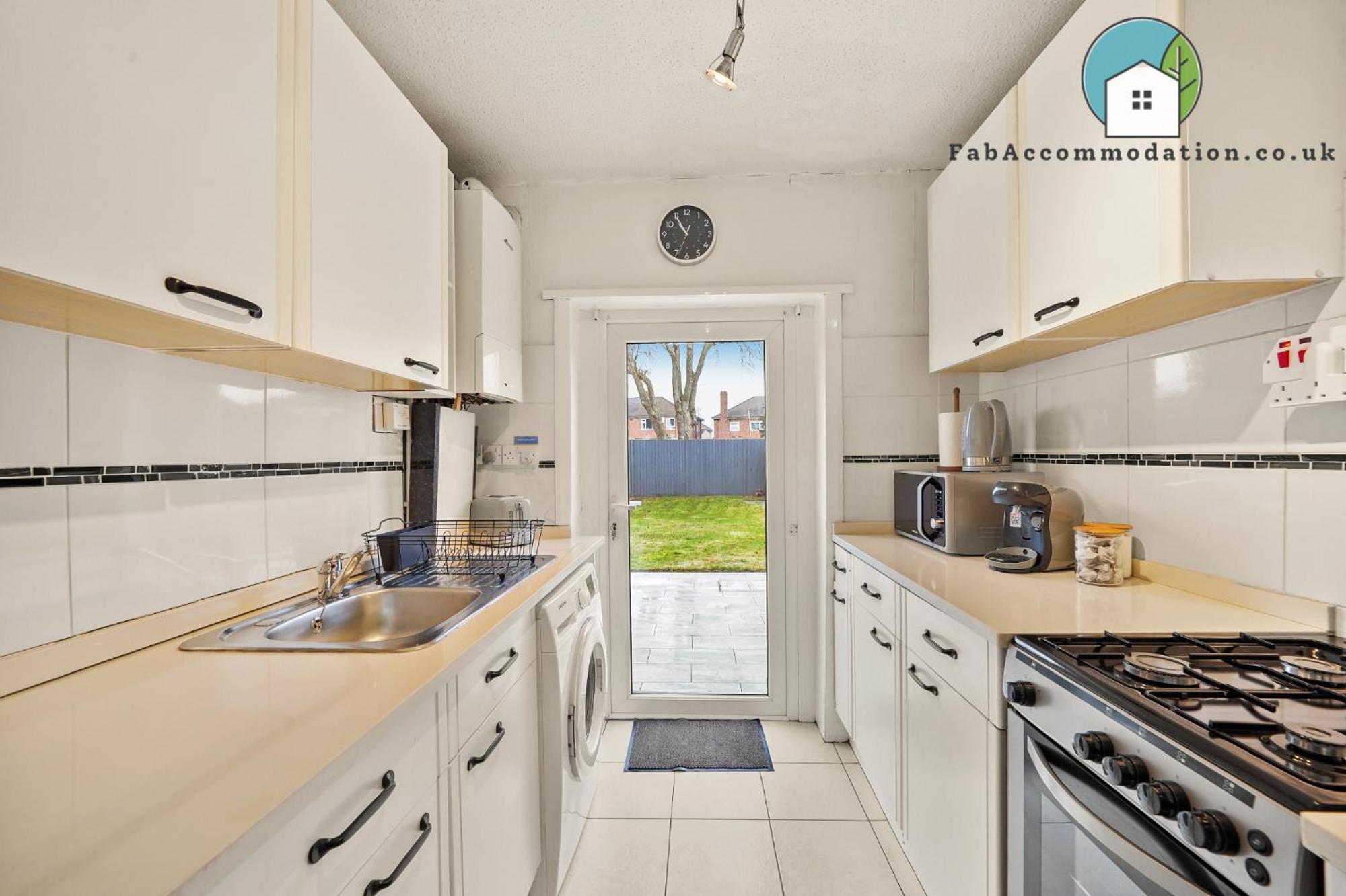 Apartment Private 2bed-parking & Garden-by Fabaccommodation